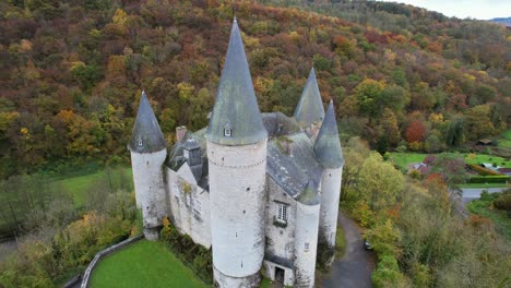 el castillo de bourscheid está ubicado cerca del pueblo de bourscheid en el norte de luxemburgo