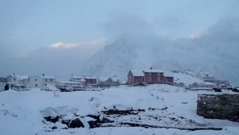 Statische-Aufnahme-Schneebedeckter-Berge-Und-Häuser-In-Einer-Winterlichen-Landschaft