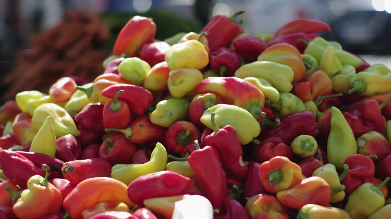 농부 들 의 시장 에서 다채로운 고추 들 의 어리