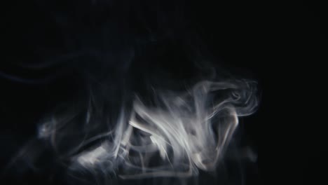 humo que se eleva en el cuadro sobre un fondo negro