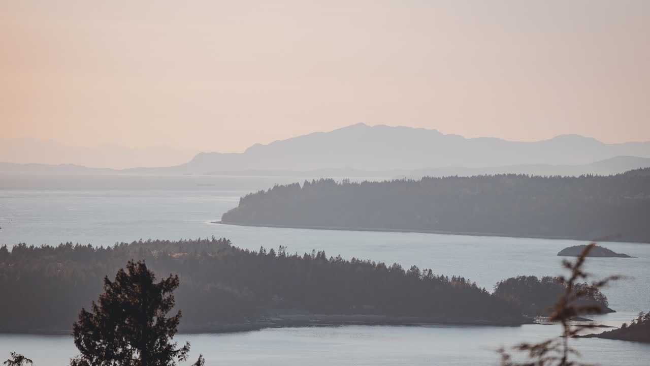 Timelapse af naturen ved Canadas vestkyst med tåge over øer i havet