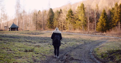 Freizeitaktivitäten-Sporttourist-Wandern-Entlang-Des-Bergweges-In-Den-Bergen-10