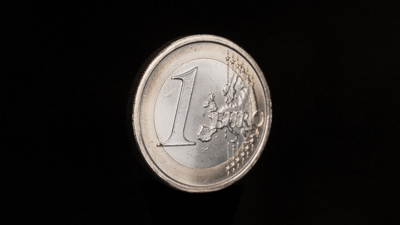 moneda italiana aislada de 1 euro girando sobre fondo negro