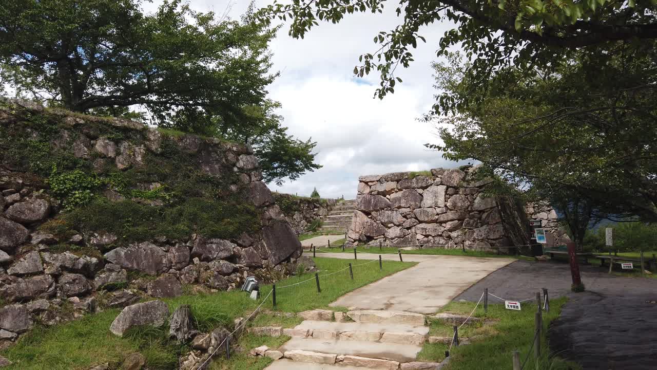 ruinas del castillo de takeda en japón, un exuberante camino entre los antiguos cimientos de la fortaleza