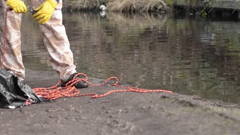 pesca con imán en la orilla del agua