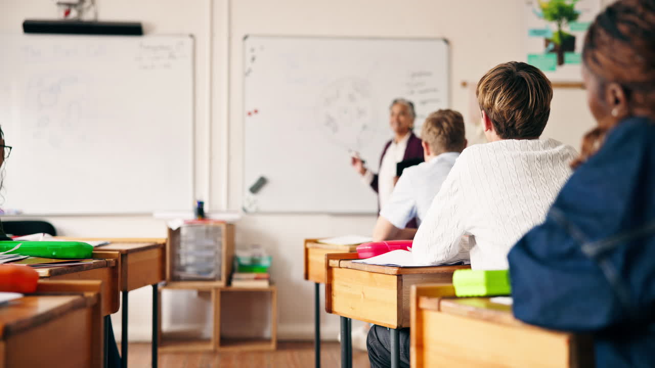 escena del aula con el maestro y los estudiantes