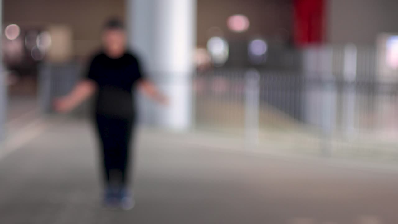 도시 환경에서 꾸준히 로프를 뛰어넘는 사람