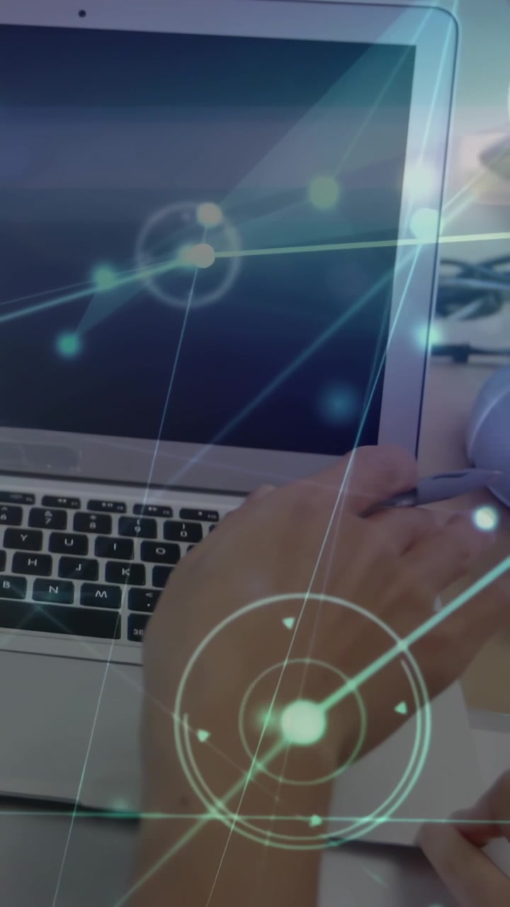 Video verticale: Uomo che posiziona le dita sui tasti del laptop, creando un overlay di nodi mentre digita per scopi tecnologici.