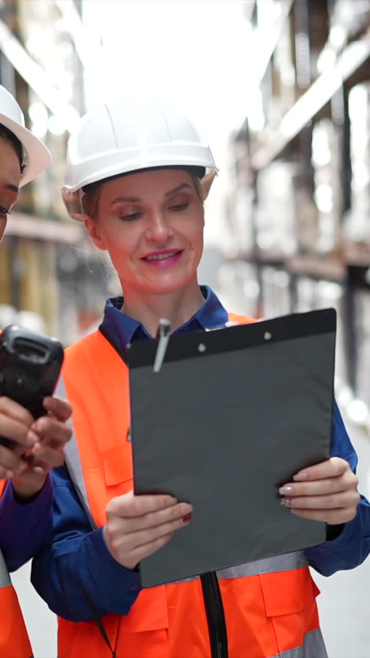 trabajadores del almacén comprobando el inventario