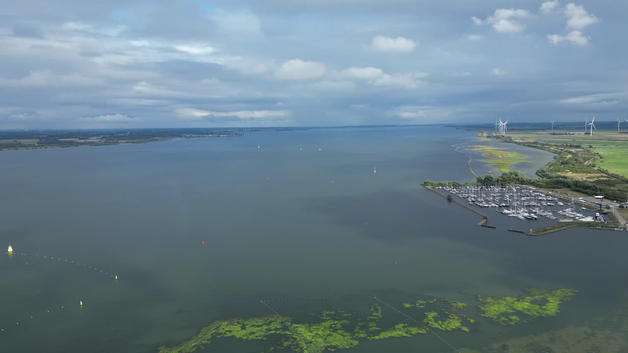 풍차를 배경으로 한 하링블리엣(haringvliet)의 해양 스텔렌담(stellendam) 조감도