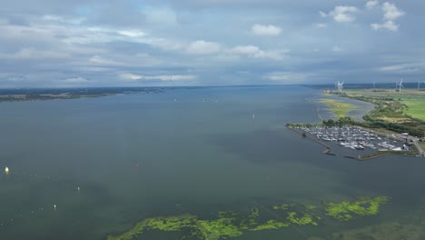 vista aérea de marine stellendam en haringvliet con molinos de viento en segundo plano