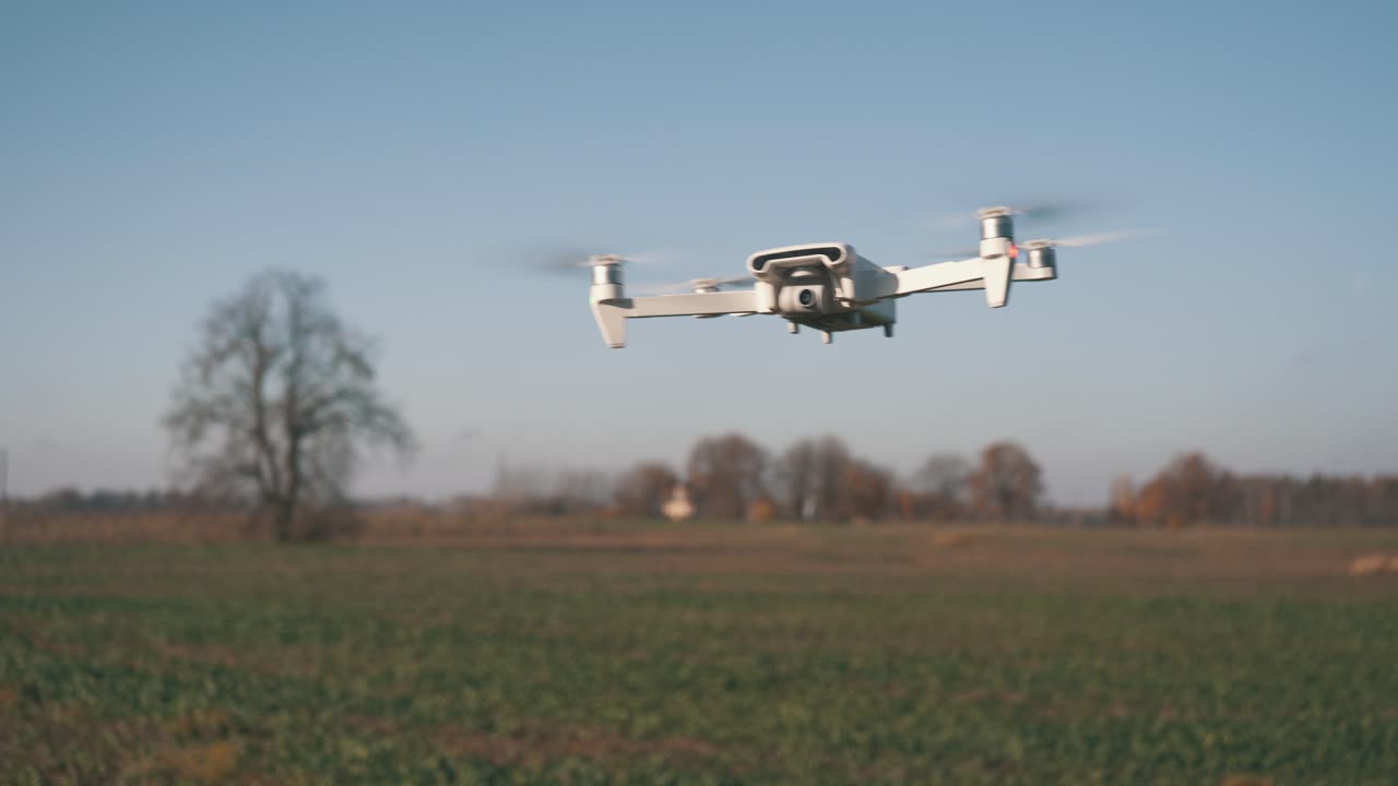 자연 배경에 흰색 드론 비행