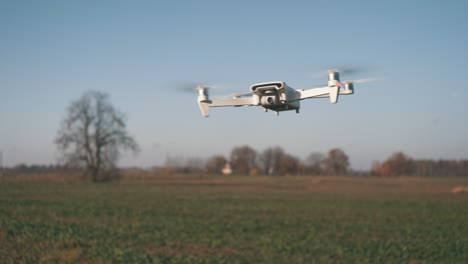 drone blanco volando sobre el fondo de la naturaleza