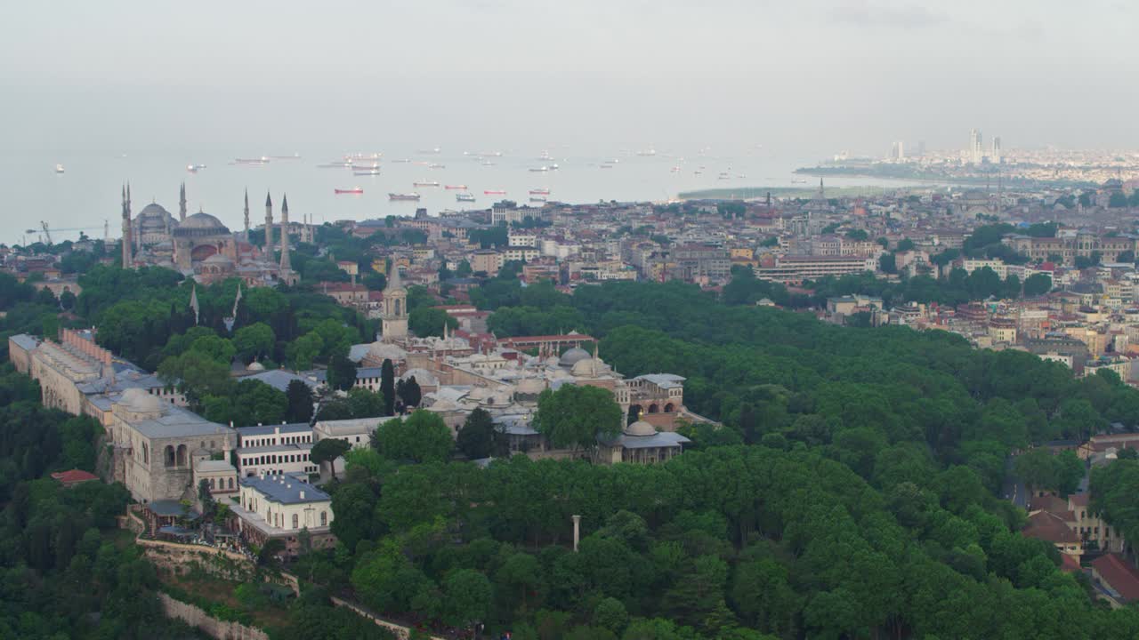 vista aérea de hagia sophia y el palacio de topkapi. paisaje histórico de la península de estambul.