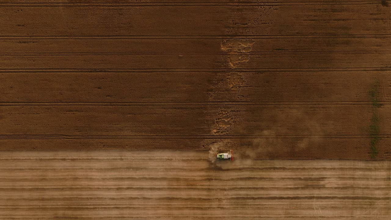 vista aérea de un campo de trigo cosechado con una cosechadora combinada