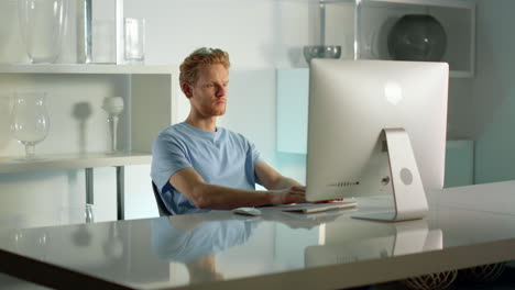 Unternehmensmitarbeiter-Schaut-Zu-Hause-Auf-Den-Computerbildschirm.-IT-Manager-Tippt-Tastatur.