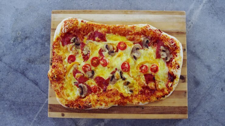 Pizza cotta al forno su tagliere di legno