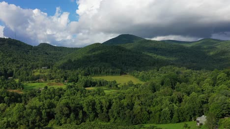 Colinas-De-Tennessee-Al-Atardecer-Cerca-De-Las-Montañas-Humeantes