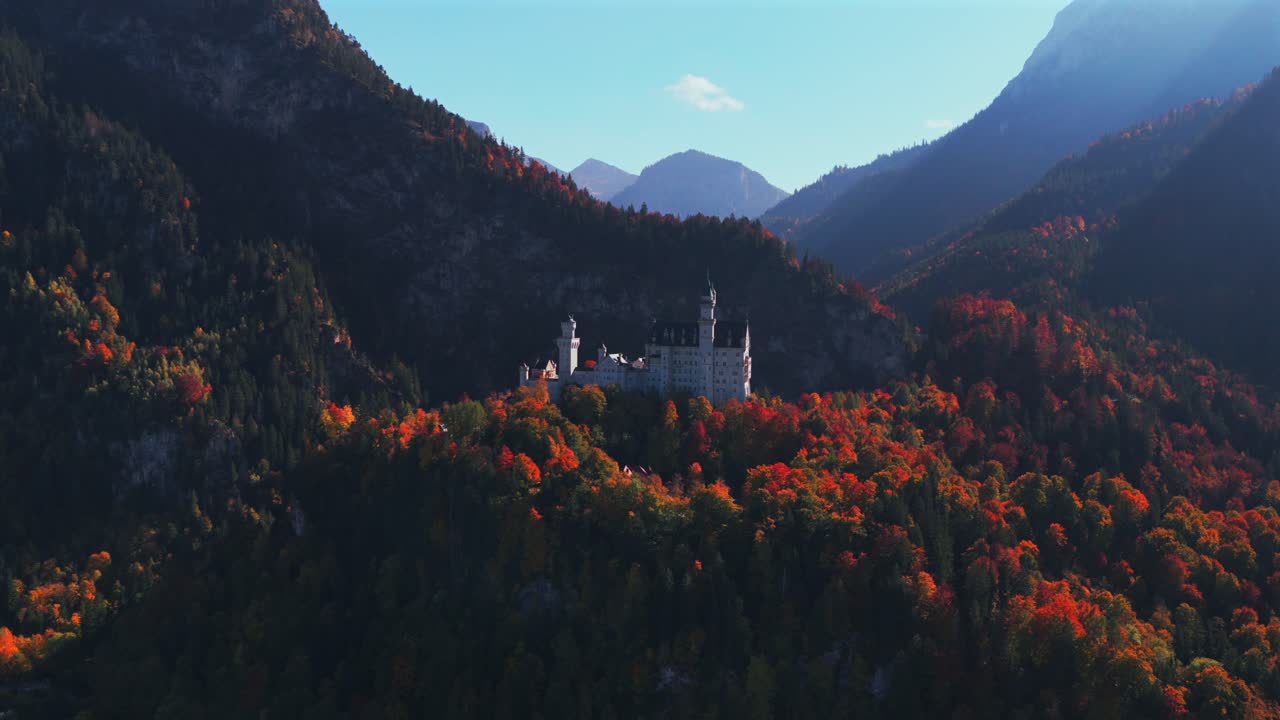 Schloss Neuschwanstein Castle vitt gotiskt bayerskt slott Tyskland Deutschland Alperna flygfoto drönare Alpsee Lake Tegelberg Höst höst dagtid solig blå himmel moln Schwangau Füssen parallax höger cirkel