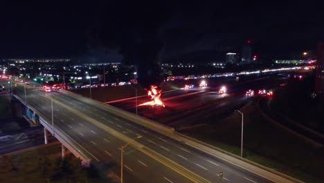 coche en llamas, vehículo en la autopista por la noche, por la tarde, carreteras cerradas, llega el departamento de bomberos, humo oscuro, disparo estático, espacio de copia