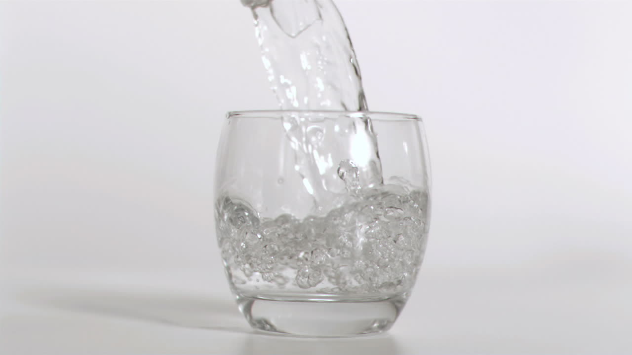 슈퍼 슬로 모션으로 물이 많이 아지고 있습니다.