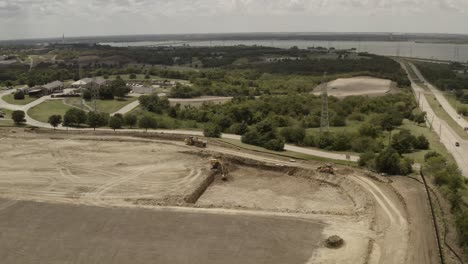 la expansión de una ciudad con vista al lago está subestimada desde un punto de vista elevado