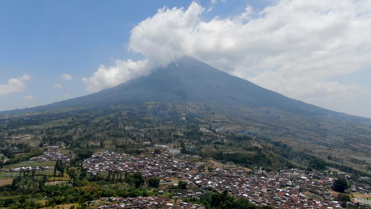 Piccolo villaggio e imponente montagna di Sumbing in Indonesia, vista aerea con drone