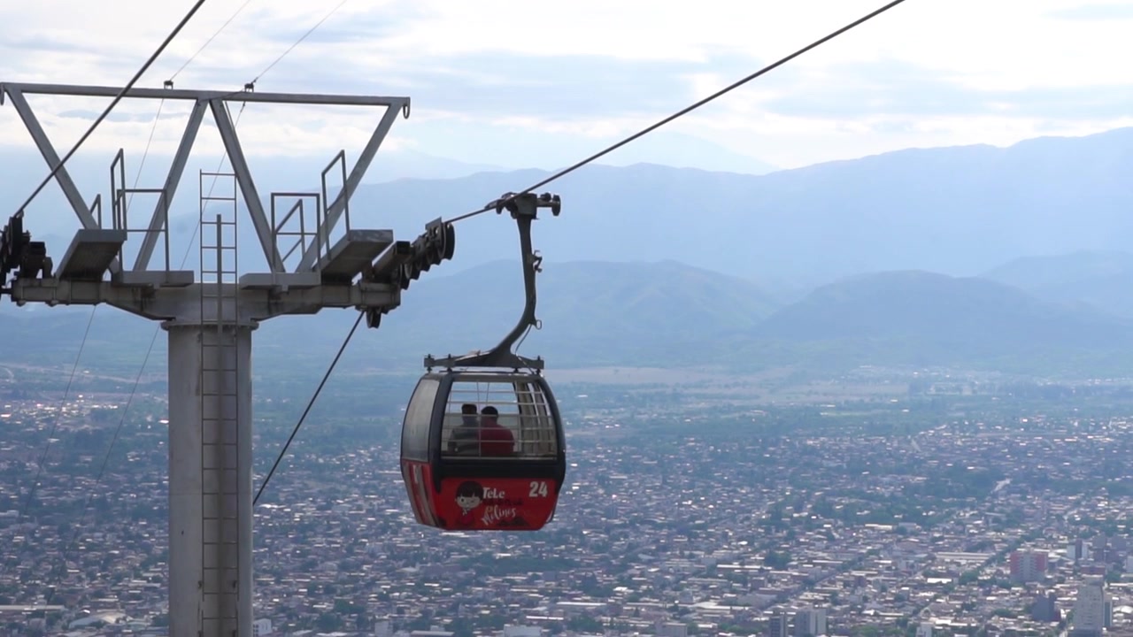 Teleférico da cidade ao topo da montanha em Salta, Argentina.