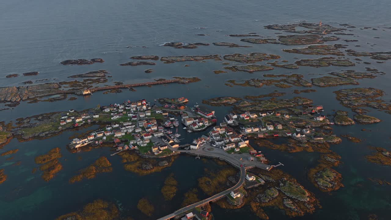 Prospettiva da drone del villaggio di Veiholmen nella morbida luce del mattino