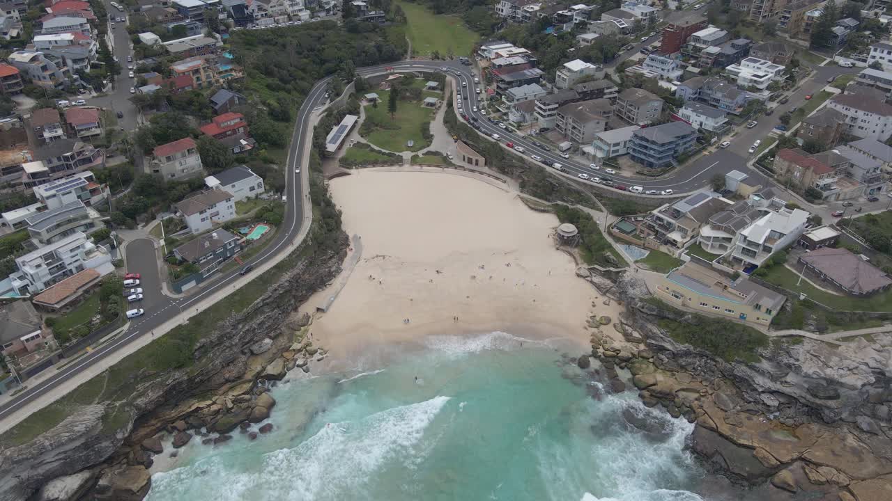 타마라마 마린 드라이브 및 퍼시픽 애비뉴에서 운전하는 차량 - 호주 뉴사우스웨일즈 시드니의 타마라마 해변과 공원