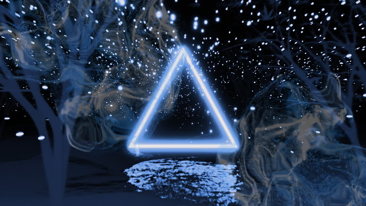 animación de triángulo de neón sobre manchas de luz que caen sobre los árboles