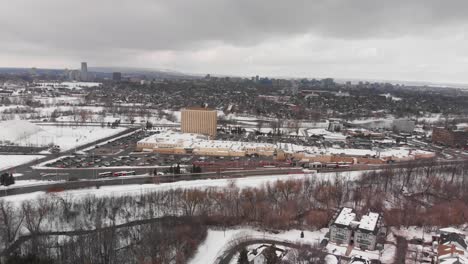 Vista-Aérea-De-Drones-De-La-Estación-De-Autobuses-En-Barrhaven-Ottawa-Ontario-Canadá-En-Invierno-El-Día-Gris