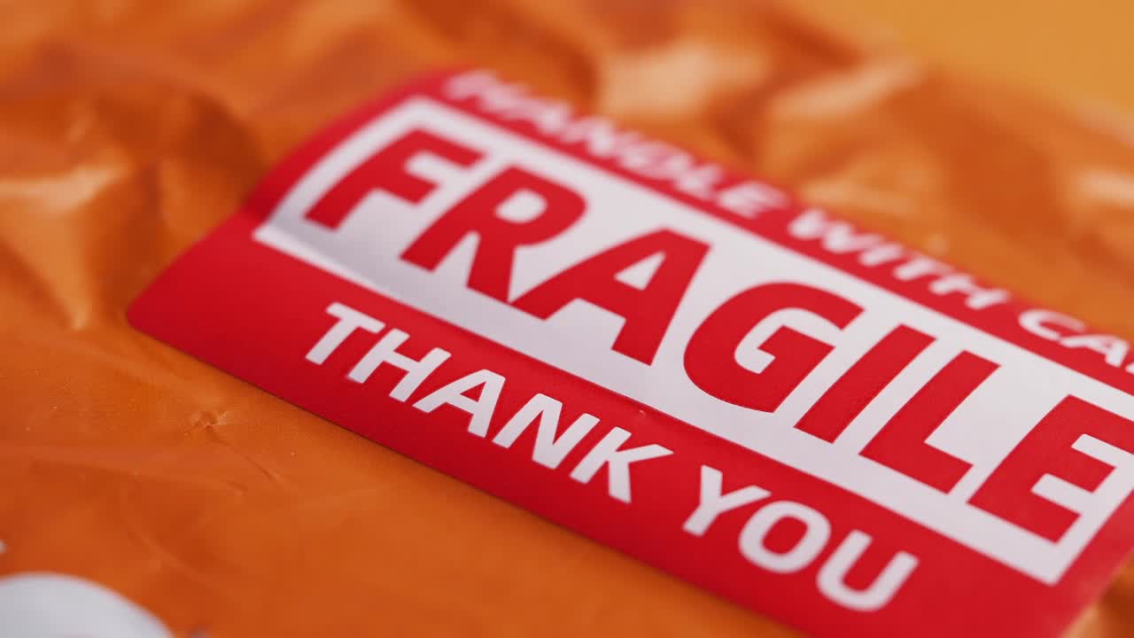 부서지기 쉬운 패키지 라벨