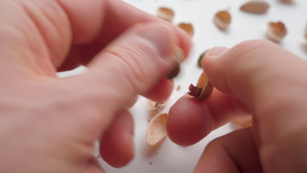 손으로 피스타치오를 는 남자. 가까이 가