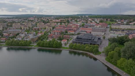 Dolly-Aéreo-Escénico-En-La-Moderna-Ciudad-Escandinava-De-Motala-En-Suecia,-Día-Nublado