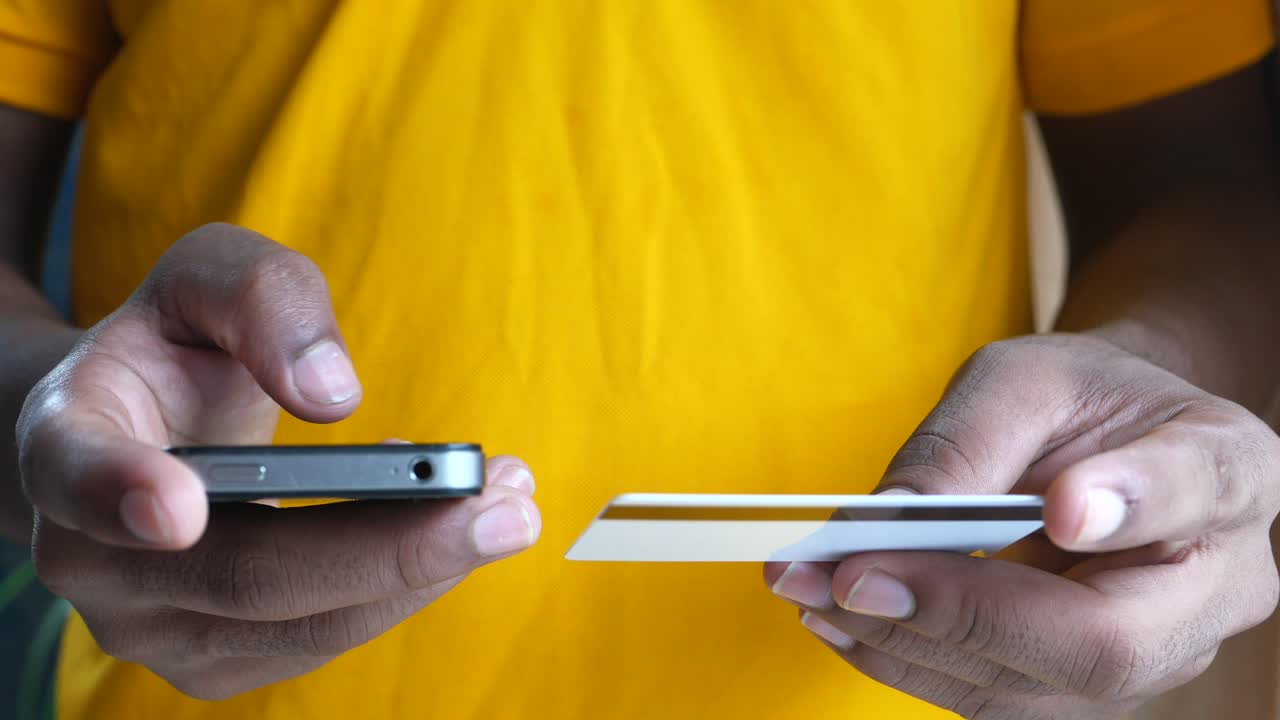 persona que hace un pago móvil con tarjeta de crédito