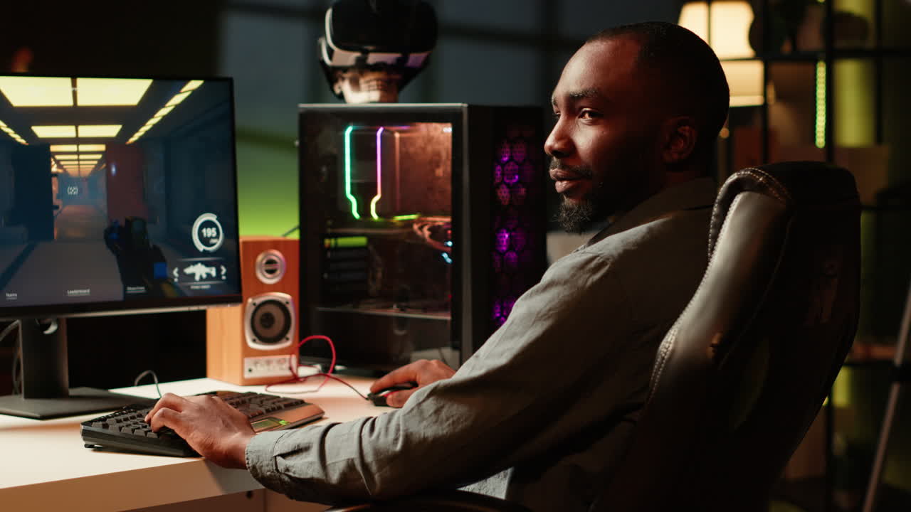 hombre sonriente jugando a videojuegos, disfrutando del día libre