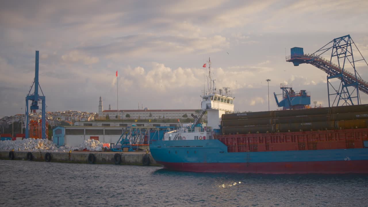 해가 지면 항구 항구에 있는 화물선