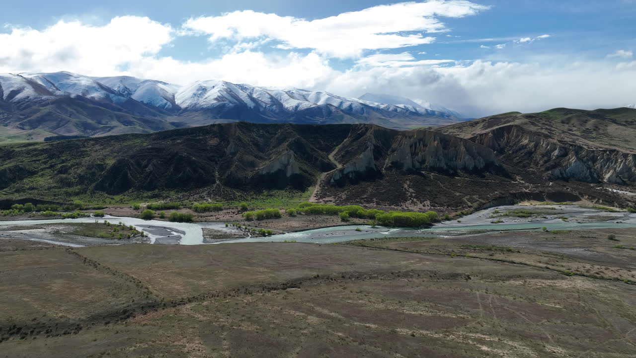 Landskaber omkring Omarama Clay Cliffs i Waitaki på Sydøen, New Zealand.
