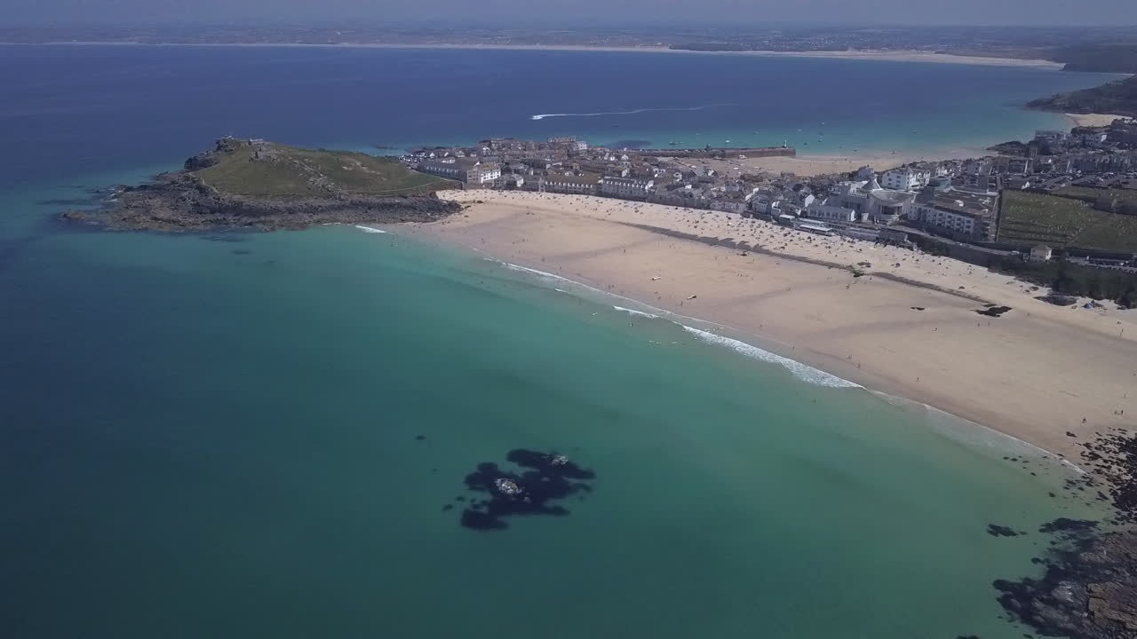 공중: porthmeor beach, st ives, 콘월에서 떨어진 맑은 켈트 해수