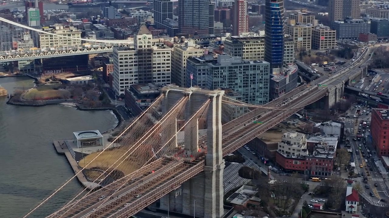 Una veduta cattura il Ponte di Brooklyn che collega Manhattan e Brooklyn.