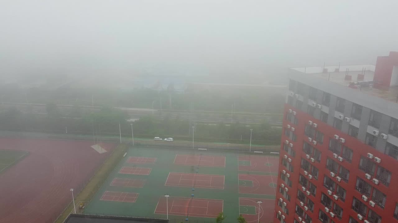 비가 내리는 농구장, 테니스장, 축구장 - bjtu 웨이하이 캠퍼스