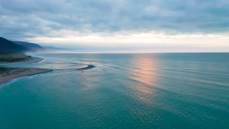 在日落時,海浪撞擊海灘