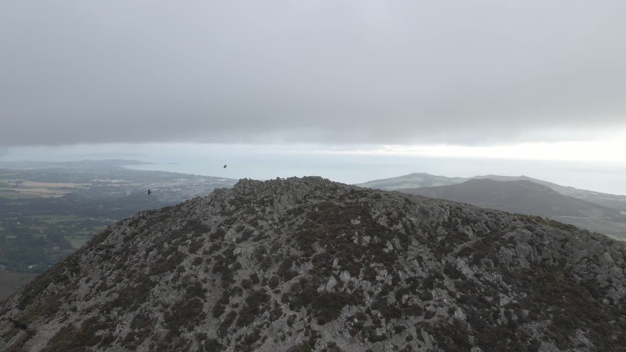 큰 설탕 덩어리 wicklow 아일랜드 산 공중에 접근하는 폭풍