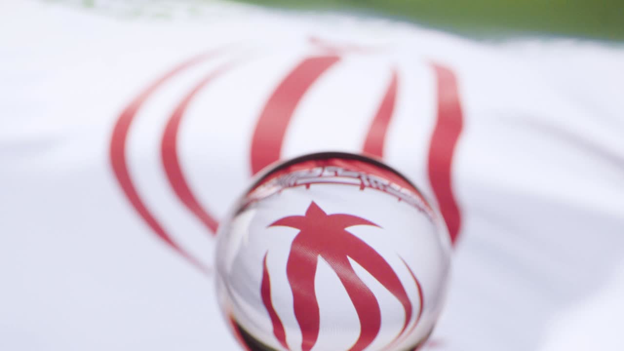 la bandera iraní está ondeando contra el cielo azul en 4k