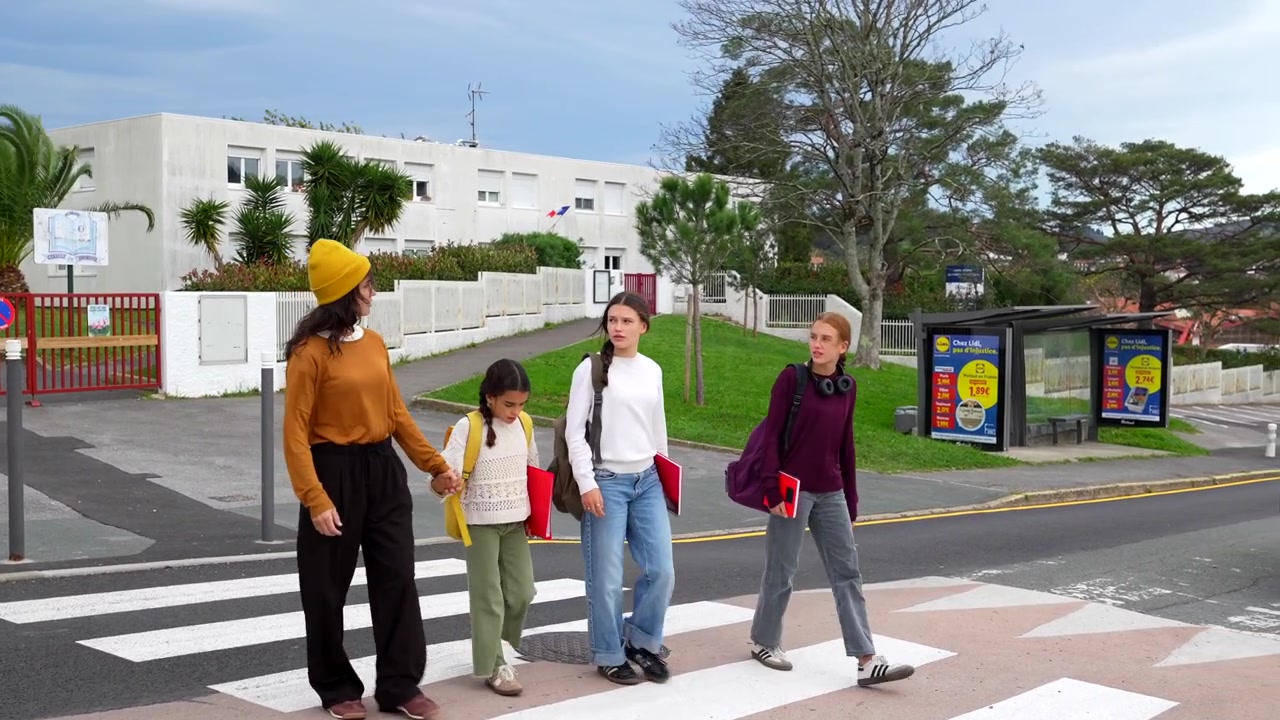 学校近くの横断歩道を渡る学生たち
