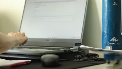 buscar y encontrar información usando tecnología para hacer su trabajo, cámara lenta