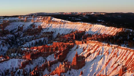 Hermosa-Mañana-Vista-Aérea-De-Drones-De-La-Famosa-Catedral-En-El-Parque-Nacional-Bryce-Canyon,-Utah