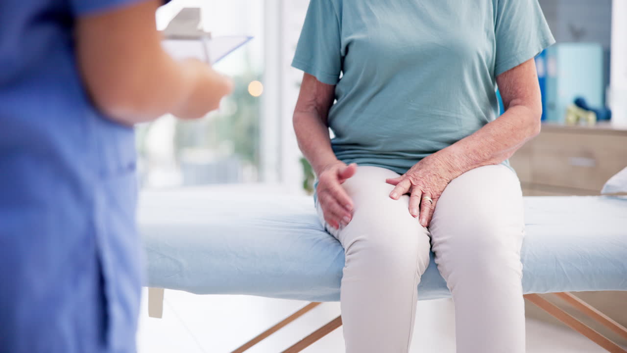 Medico, mani e prescrizione medica per il paziente.