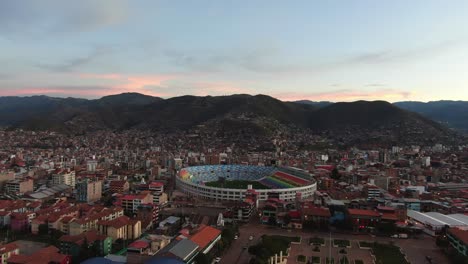 Imágenes-Aéreas-De-Drones-De-4k-Sobre-La-Plaza-Tupac-Amaru-En-Cusco,-Perú-Durante-El-Bloqueo-Del-Coronavirus